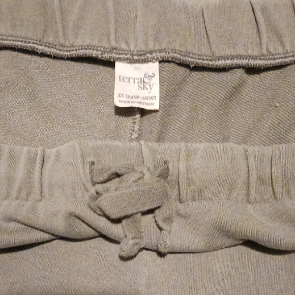 Terra & Sky Army Green Elastic Waist Shorts Plus Size - Picture 3 of 5